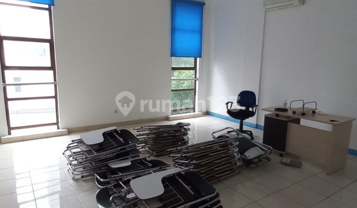 For Rent: Strategic Shop House in the Heart of Bandung City, Specifically on Jl Sunda, Near the Red Light at Simpang 5 Intersection. Premium Location with Busy Access and Suitable for Various Types of Businesses Such as Office, Retail, or Culinary.✨ Specifications:Land Area: 134 m²Building Area: 2