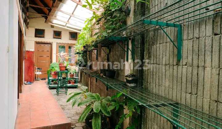 For Sale, Well-Maintained House and Active Business Space in Cihapit