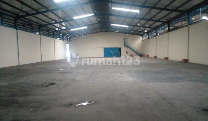 Warehouse for Rent in the Kranji-West Bekasi Area, Good Warehouse, Excellent and Strategic Location, Easy Access, Container Friendly, Office Space Available, Access to West Bekasi Toll Road.