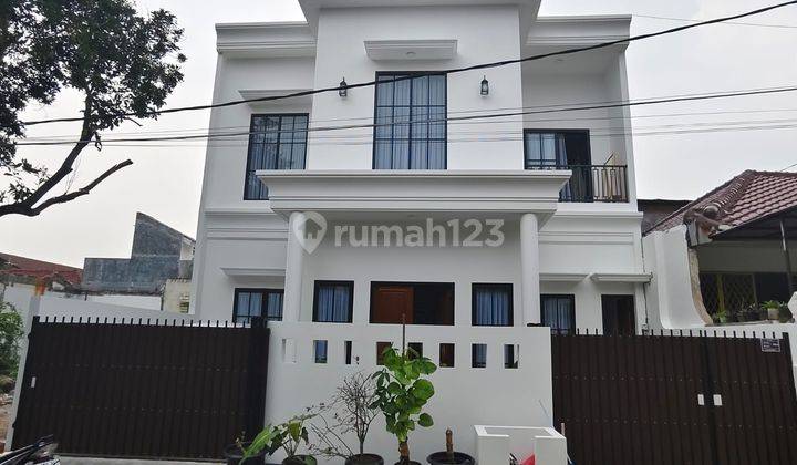 Rumah 2 Lantai Bagus Semi Furnished SHM di Cinere Estate, Depok 1