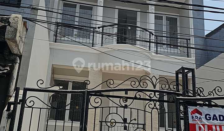 5937-Di Ay di Jual Rumah 2 Lantai di Kelapa Gading