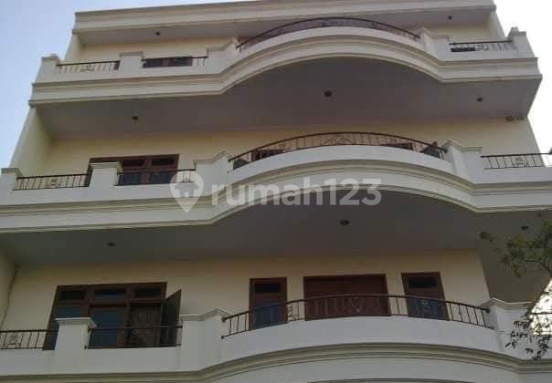 5879-Ju di Jual Rumah Kostan 4 Lantai Carport 4 Mobil