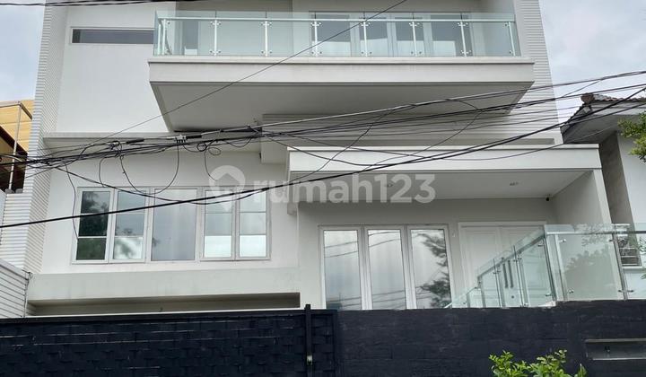 5990-Lu di di Jual Rumah Mewah 3 Lantai Disunter