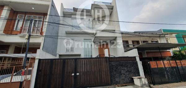 Rumah Semi Furnish 4 Lantai di Kelapa Puyuh, Kelapa Gading, Jakarta Utara