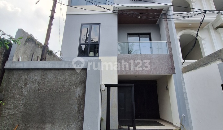 Turun Harga Rumah Brand New Senayan dan Permata Hijau Turun Harga Rumah Brand New Senayan dan Permata Hijau