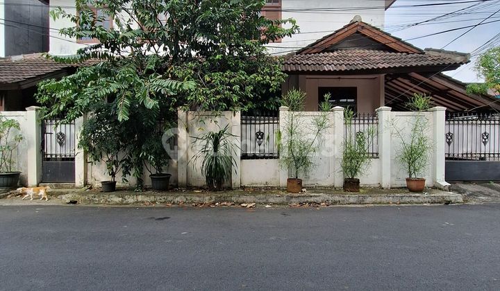 Rumah Lama di Komplek Mpr