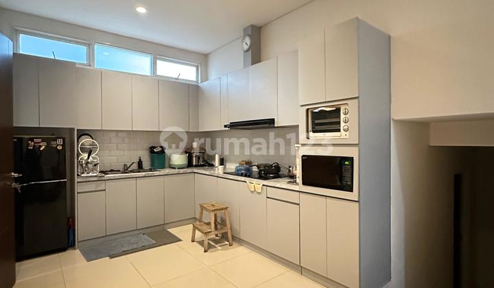 Modern Tropical Townhouse di Pejaten 2