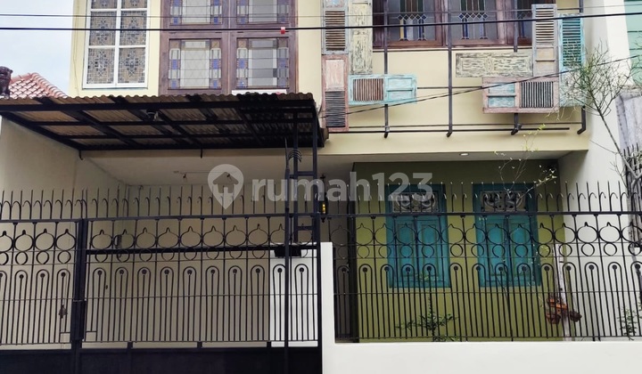 Rumah Vintage Dalam Komplek Dekat Gandaria City