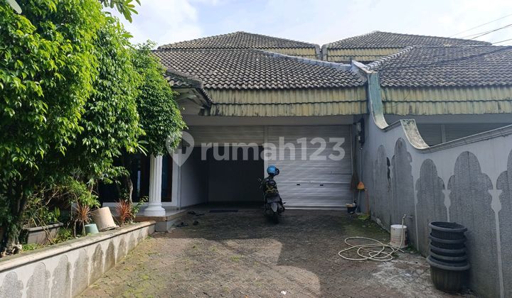 House Suitable for Office or Living, Well Maintained in Kemang.