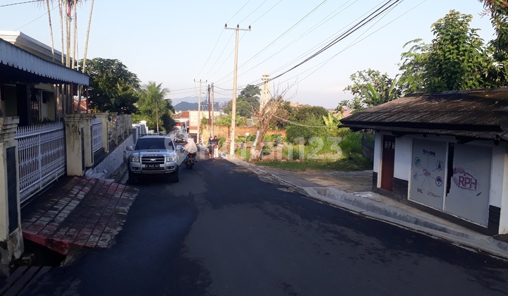 Tanah Murah Jl. Tamin. Bandar Lampung.  Rumah Murah Dijual Cepat. Dekat Pasar Tamin. Cocok Utk Hunian.   Dekat sekolah. Pasar. Lingkungan asri. Sangat baik untuk tempat usaha dan kost2an. Jalan sangat llebar bisa dilalui 2 mobil.  5