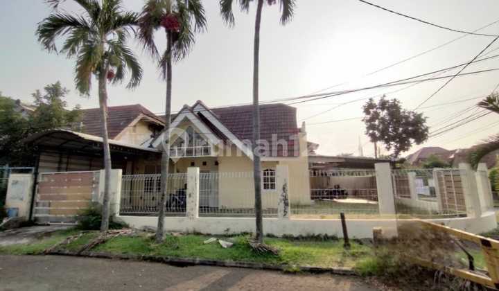 Dijual Cepat Rumah Kost di Griya Loka BSD, Lokasi Strategis,Kt.7, Km.3 ,Shm, Carport 4 Mobil