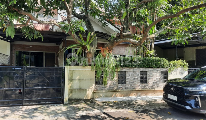 For sale: House in Kencana Loka, BSD, affordable, with swimming pool, spacious garden, 2 floors, 5 minutes to Rawa Buntu Station, toll access. 2