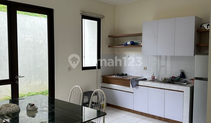 Disewakan Rumah di BSD, Siap Huni,Furnish, Kt.3, Km.2, AC 3, Watwer Heater,Bed, Kitchen Set, Meja Makan 2