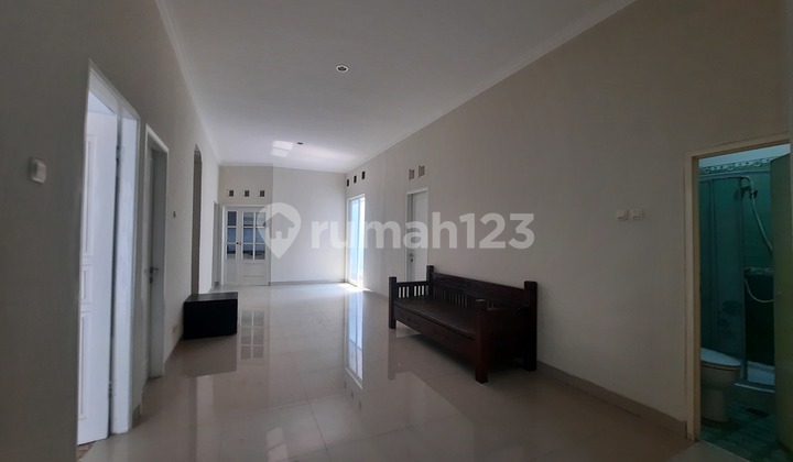 For sale: Kencana Loka BSD house, suitable for office, courses, online business, large bedrooms, 5+1 bedrooms, 3 bathrooms, close to shops, schools, and station, toll access. 2