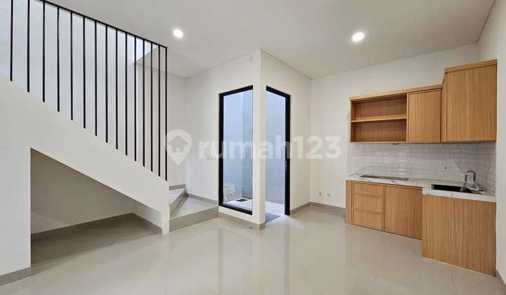 For Sale Beautiful House in Medang Lestari Gading Serpong, Front Row, 2, Km.1, Freehold Title 2