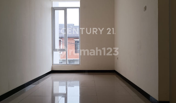 Ready-to-Live House in Sherwood, Taman Kopo Indah V, Bandung City 2