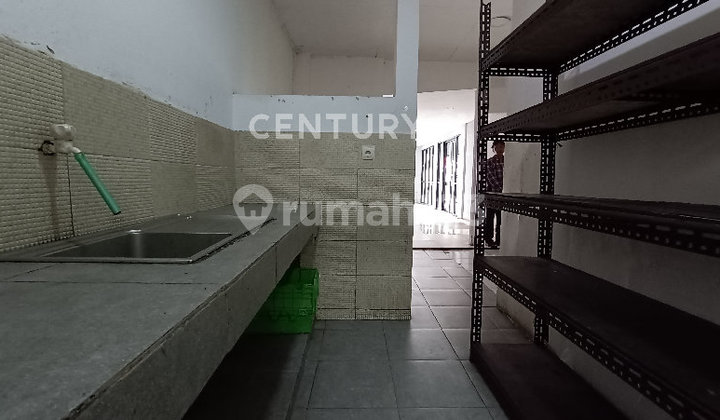 DISEWAKAN TEMPAT USAHA PLUS TEMPAT KOST 12 KAMAR TIDUR, STRATEGIS