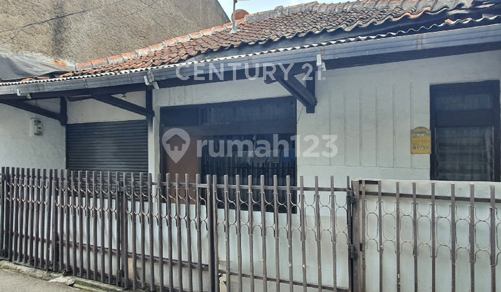 Rumah Tua Terawat Hitung Tanah, di Jl. Karasak Moh Toha Bandung