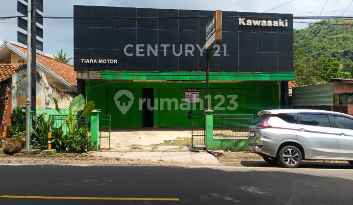 Strategic Business Space on Mayor Abdurahman Street, Sumedang 1