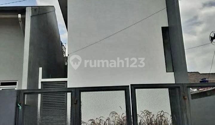 Rumah 2 Lantai Arcamanik Bandung, Semi Furnished Carport 2 Mobil 2