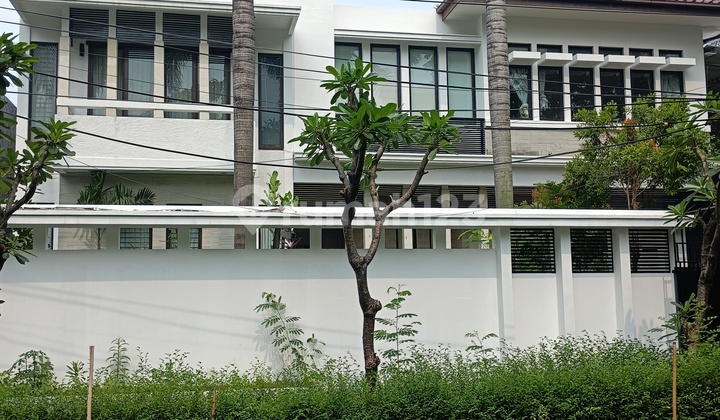 Rumah Mewah Lokasi Prime Jalan Lebar Area Tenang