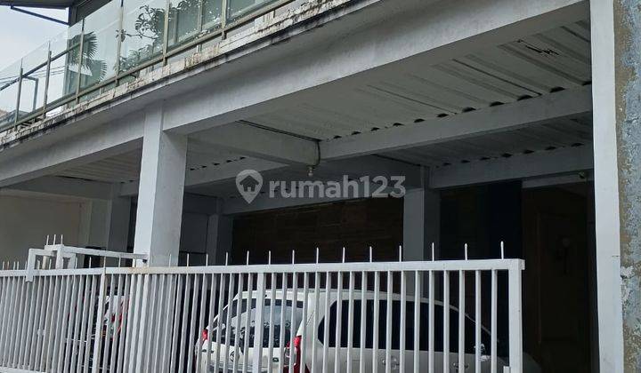 Rumah Kostan Mewah Dilengkapi Kolam Renang 2