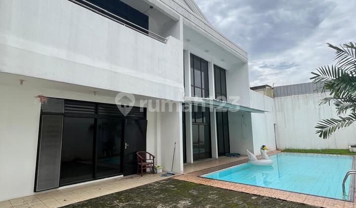 Rumah Mewah Lantai Marmer Swimming Pool Jalan Lebar