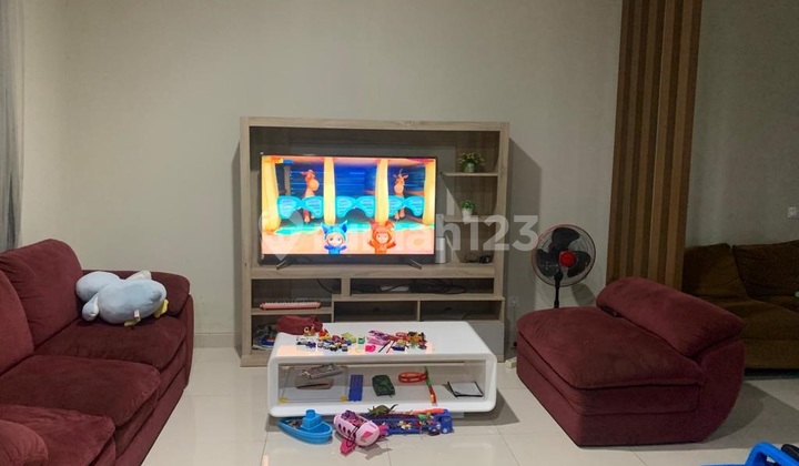 Nice minimalist 2-story house in Kota Wisata, land area 153, building area 166, negotiable. 2