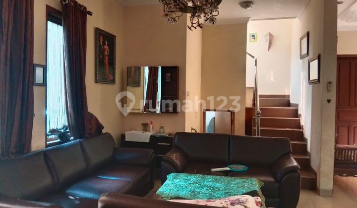 A magnificent 2-story house, well-kept and neat, land area 220, building area 200, Kota Wisata, negotiable.