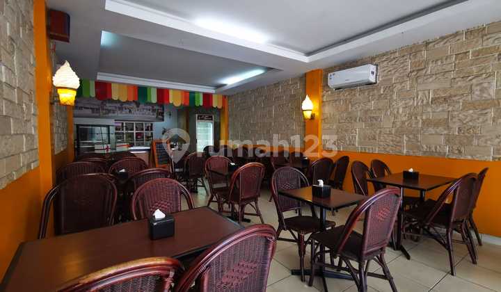 Affordable Boulevard Shop House, BU, Very Strategic, Negotiable Price Until Deal.. Suitable for Restaurant, Spacious Parking, Near BCA Bank on Boulevard Raya Kelapa Gading, Size 4.5x17m2.