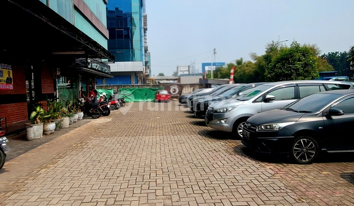 For Rent: Exclusive 3-Unit Row Shop in Kebon Jeruk Area. 2