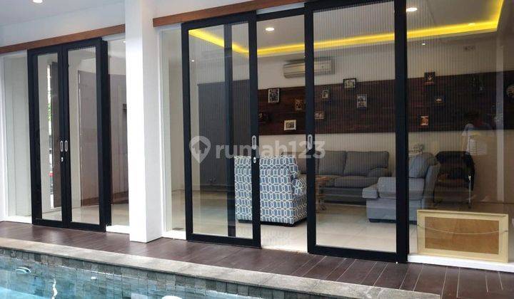 Dijual Rumah 3 Lantai Dengan Private Swimming Pool  1