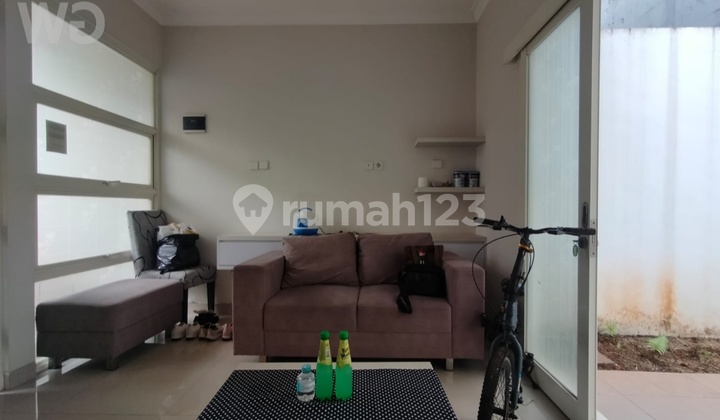 Rumah Fully Furnished di sewakan di Grand Wisata, strategis siap huni.