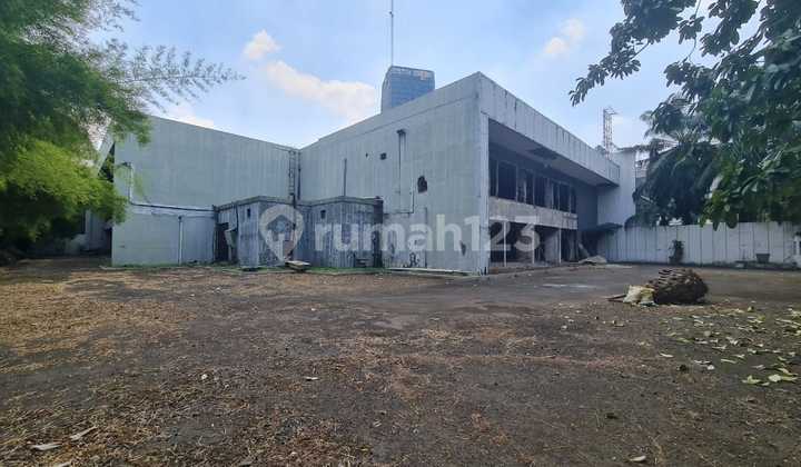 Building in Gatot Subroto, Kuningan, Suitable for Showroom, Restaurant, Clinic, Access from 2 Roads, No Odd-Even Restriction, Parking for 40 Cars.