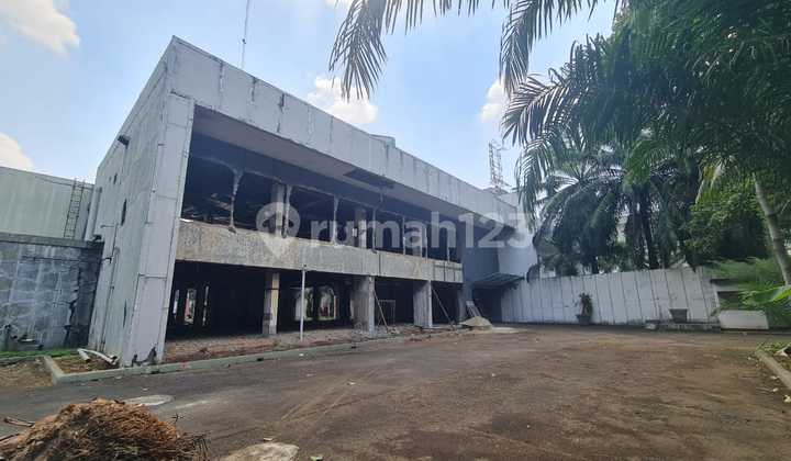 Building in Gatot Subroto, Kuningan, Suitable for Showroom, Restaurant, Clinic, Access from 2 Roads, No Odd-Even Restriction, Parking for 40 Cars.