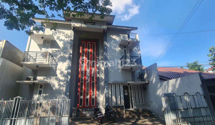 Rumah di Area Kebayoran Baru, 10 Kamar Tidur, Depan Taman Jalan Lebar, Langka 1