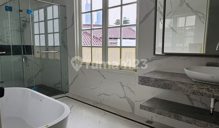 Rumah Mewah 2 Lantai di Menteng, Siap Huni, Ada Pool 2