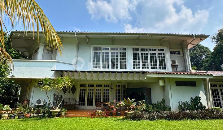 Rumah di Kebayoran Baru. 1600 M2, Rumah Lama 2 lt, Huk