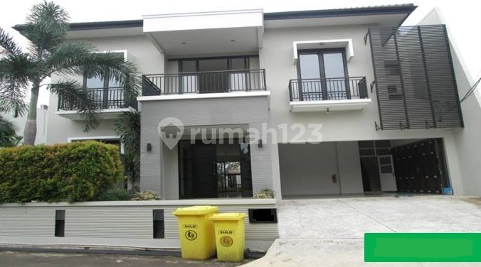 Jual Rumah Cipete - Dalam Komplek Private, Bisa Jalan Kaki ke Stasiun MRT Cipete, Pool
