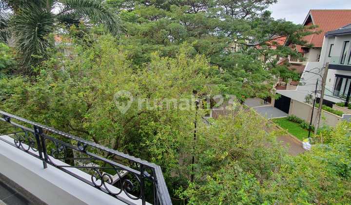 Rumah 2.5 Lantai Hadap Taman di Kawasan Elit Pondok Indah 2