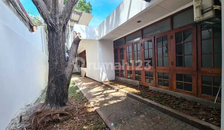 Home Suitable for Office in Kemang, Large Land, With Pool 2