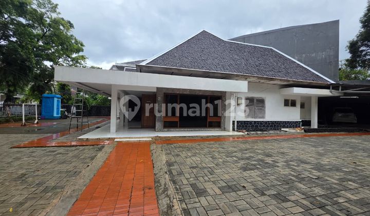 1-Story House in Huk, Suitable for Business, Ideal for Office, Clinic, Gym, Spacious Parking, Near Senayan, Rare Opportunity