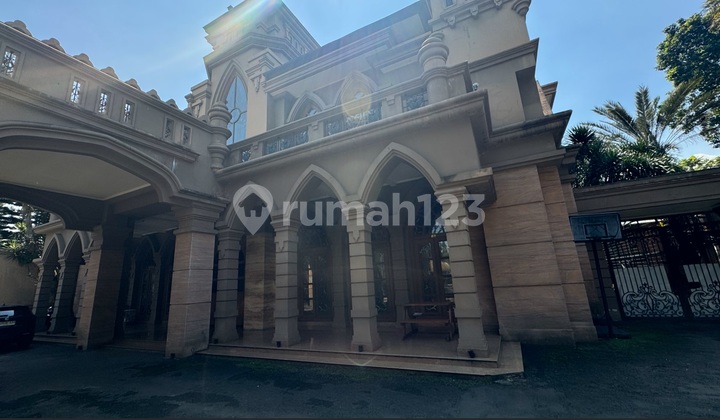  Rumah Istana di lokasi strategis di area paling elite di Ciumbuleuit, Bandung dengan pemandangan indah