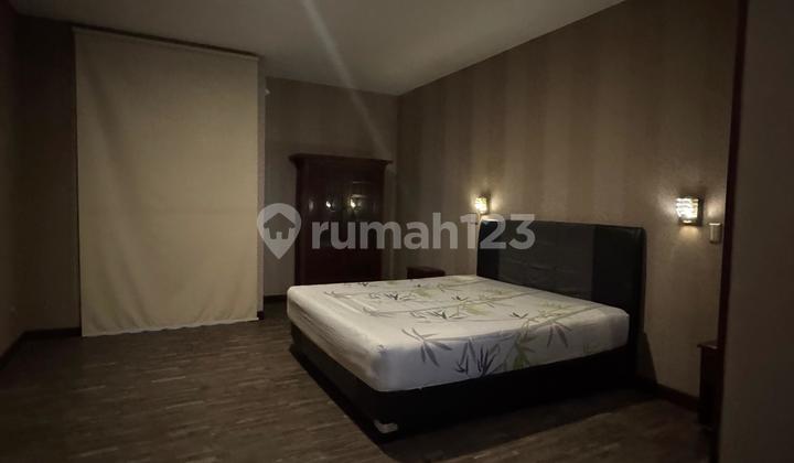 Murah! Akses Mudah ke Tol, Ada Kolam Renang Pribadi. Rumah di Permata Hijau 2