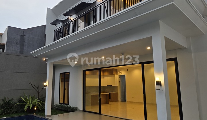 Super Langka! Rumah Mewah Brand New, American Classic Style.