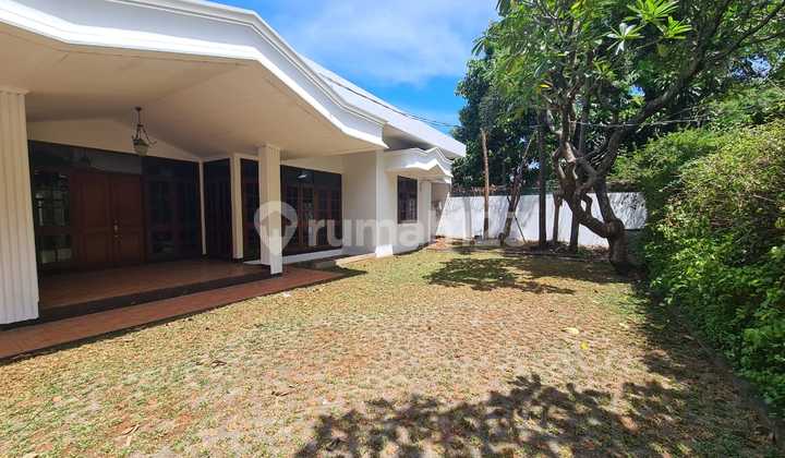 Rumah Cocok Kantor di Kemang, Tanah Luas, Ada Pool