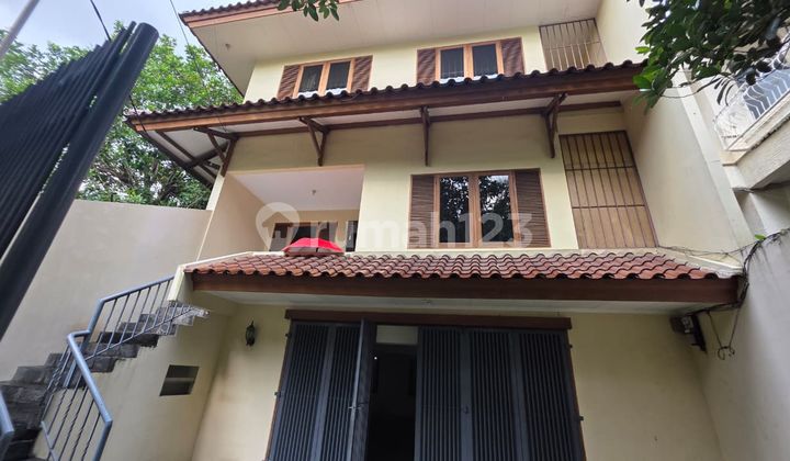 Rumah 3 Lantai di Kawasan Eksklusif Pondok Indah — Luas, Tenang, dan Strategis Rumah 3 Lantai di Kawasan Eksklusif Pondok Indah — Luas, Tenang, dan Strategis