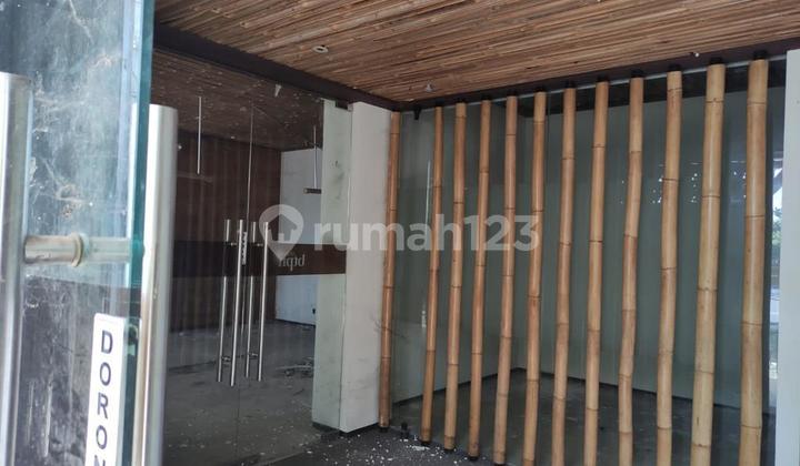 Strategic Commercial Building in the Heart of Surabaya, Ideal for Business 2