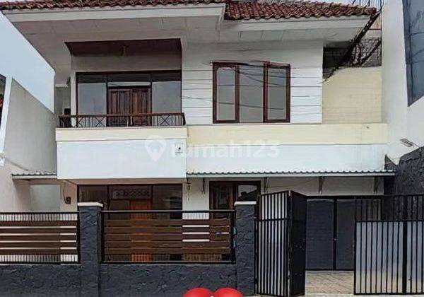 Rumah di Jalan Hang Lekir 2 Lantai Sudah Renovasi SHM 1