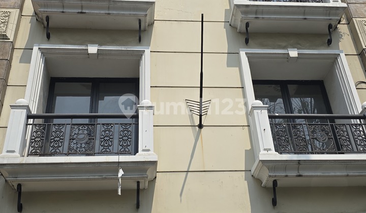 Twin Shophouse on Melawai Raya, Suitable for Family Mart.